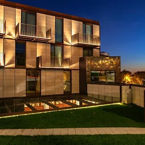 5* Hotel Wine & Books